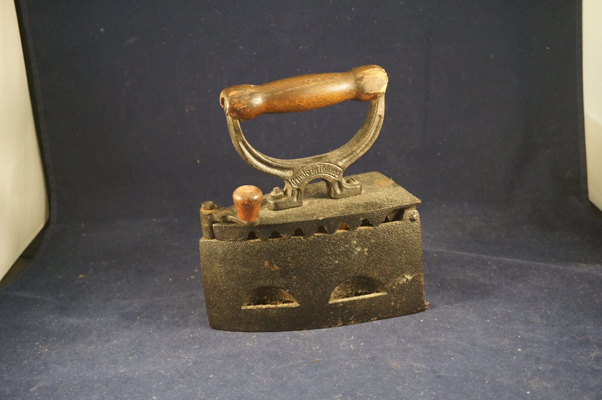 Antieke kolen strijkijzer made in Poland - Afbeelding 2