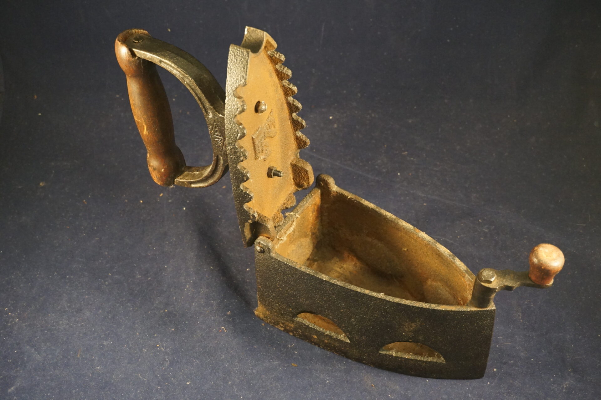 Antieke kolen strijkijzer made in Poland - Afbeelding 5