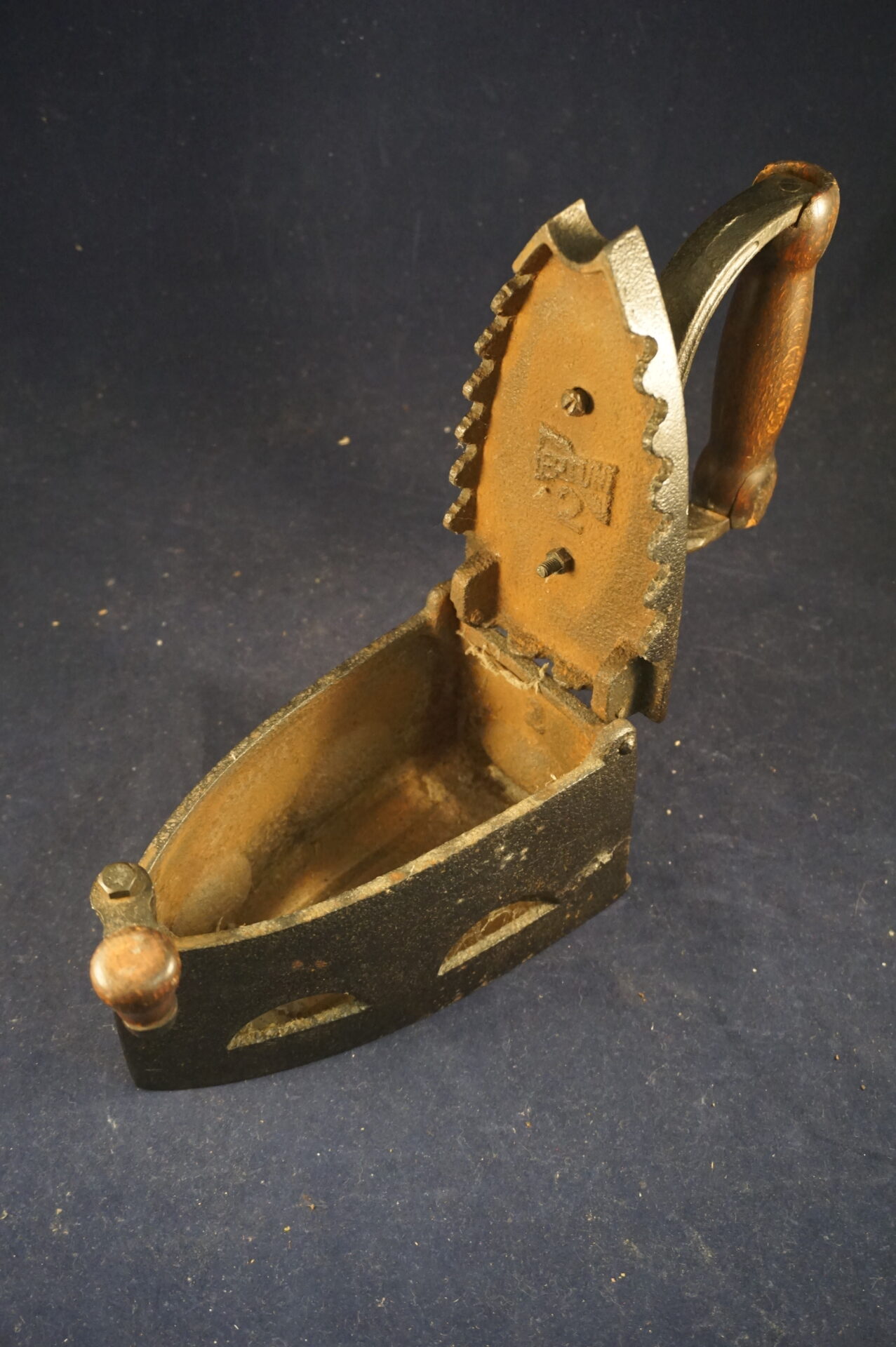 Antieke kolen strijkijzer made in Poland - Afbeelding 6