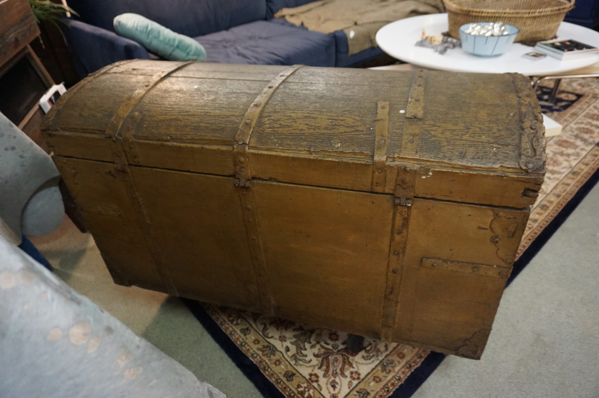 Antieke oude kist met ijzer beslag - Afbeelding 6