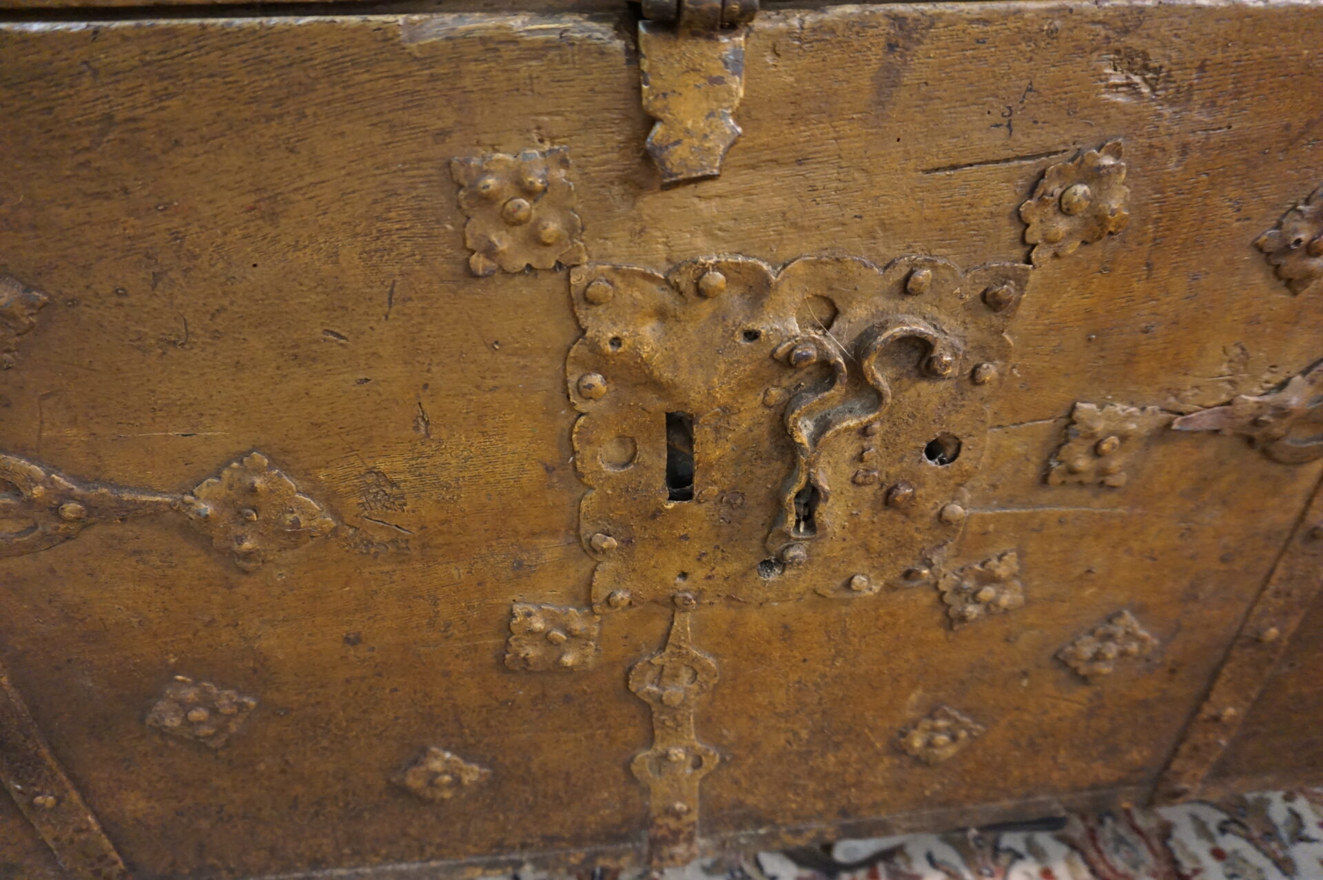 Antieke oude kist met ijzer beslag - Afbeelding 5