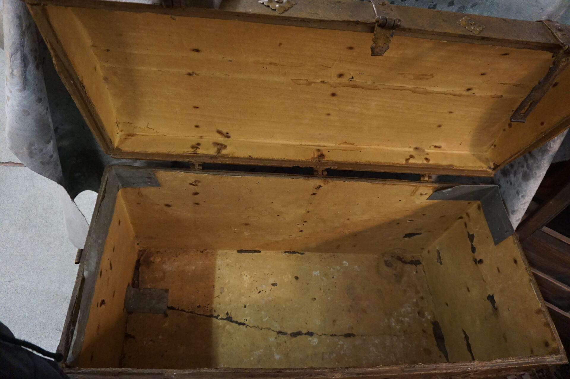 Antieke oude kist met ijzer beslag - Afbeelding 4