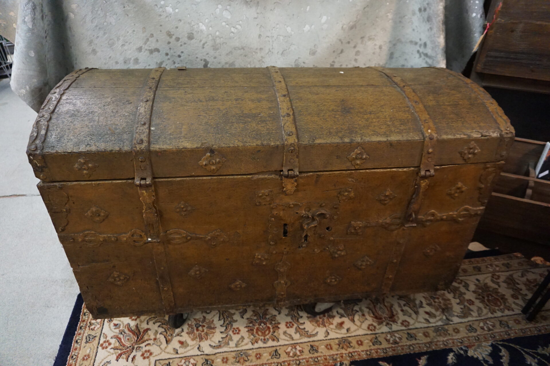 Antieke oude kist met ijzer beslag - Afbeelding 2