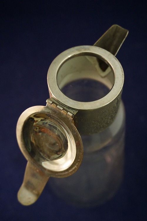 Antieke glazen schenkkan met metalen schenktuit - Afbeelding 4