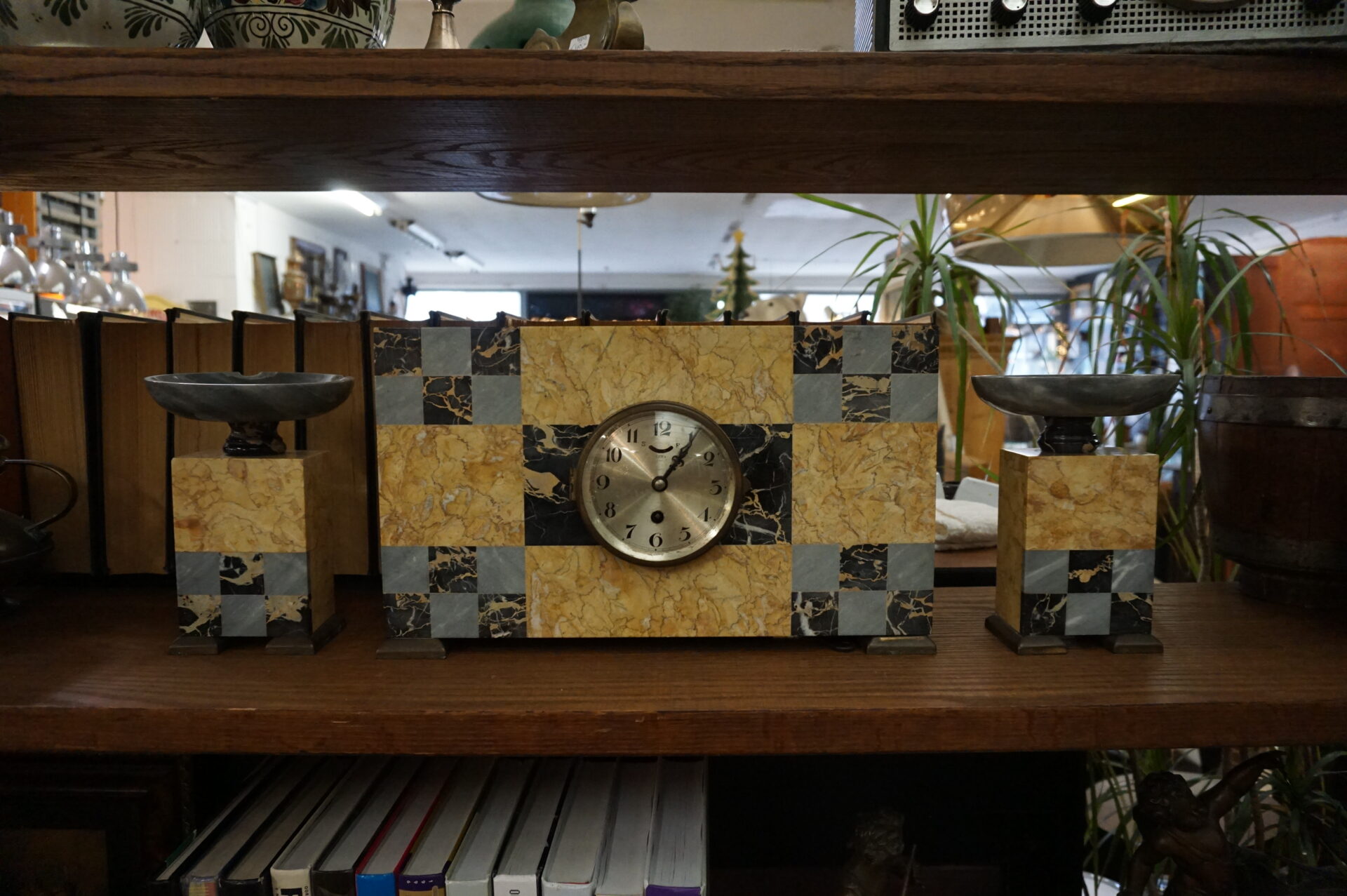 Art Deco marmeren klok met twee bijpassende kaarsenstandaards - Afbeelding 2