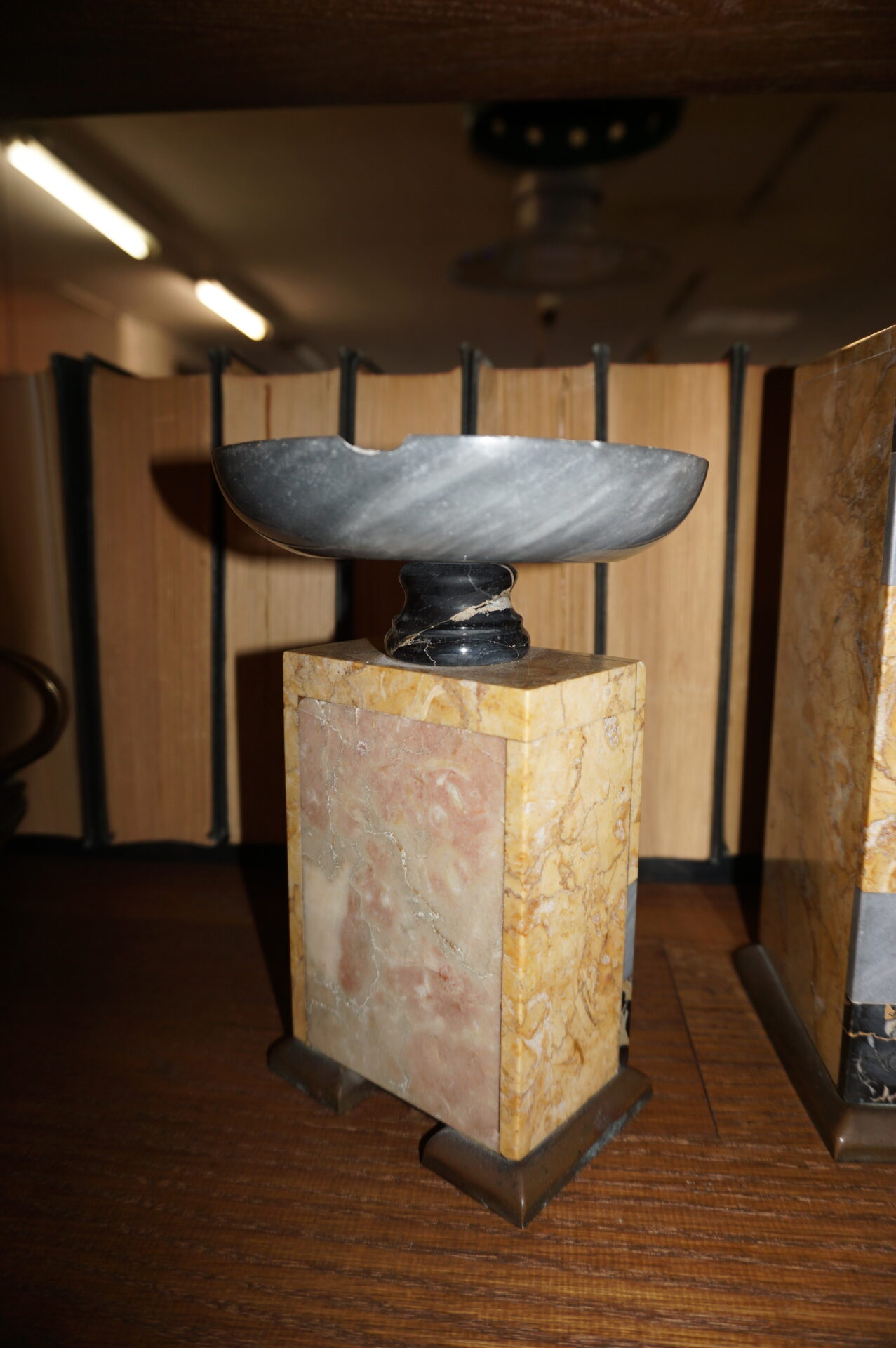 Art Deco marmeren klok met twee bijpassende kaarsenstandaards - Afbeelding 4