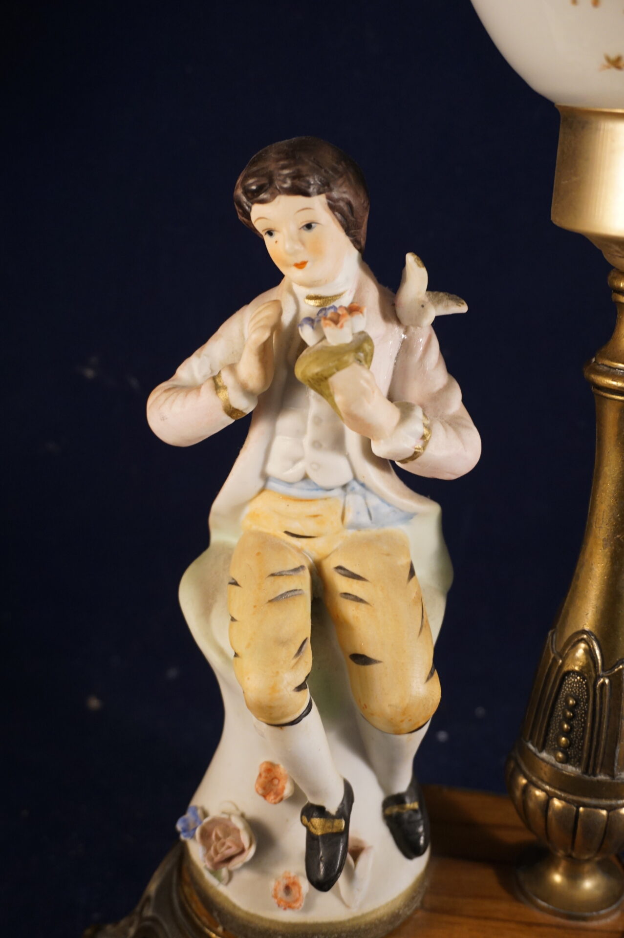 Brocante tafellamp met beeld zittende man - Afbeelding 3