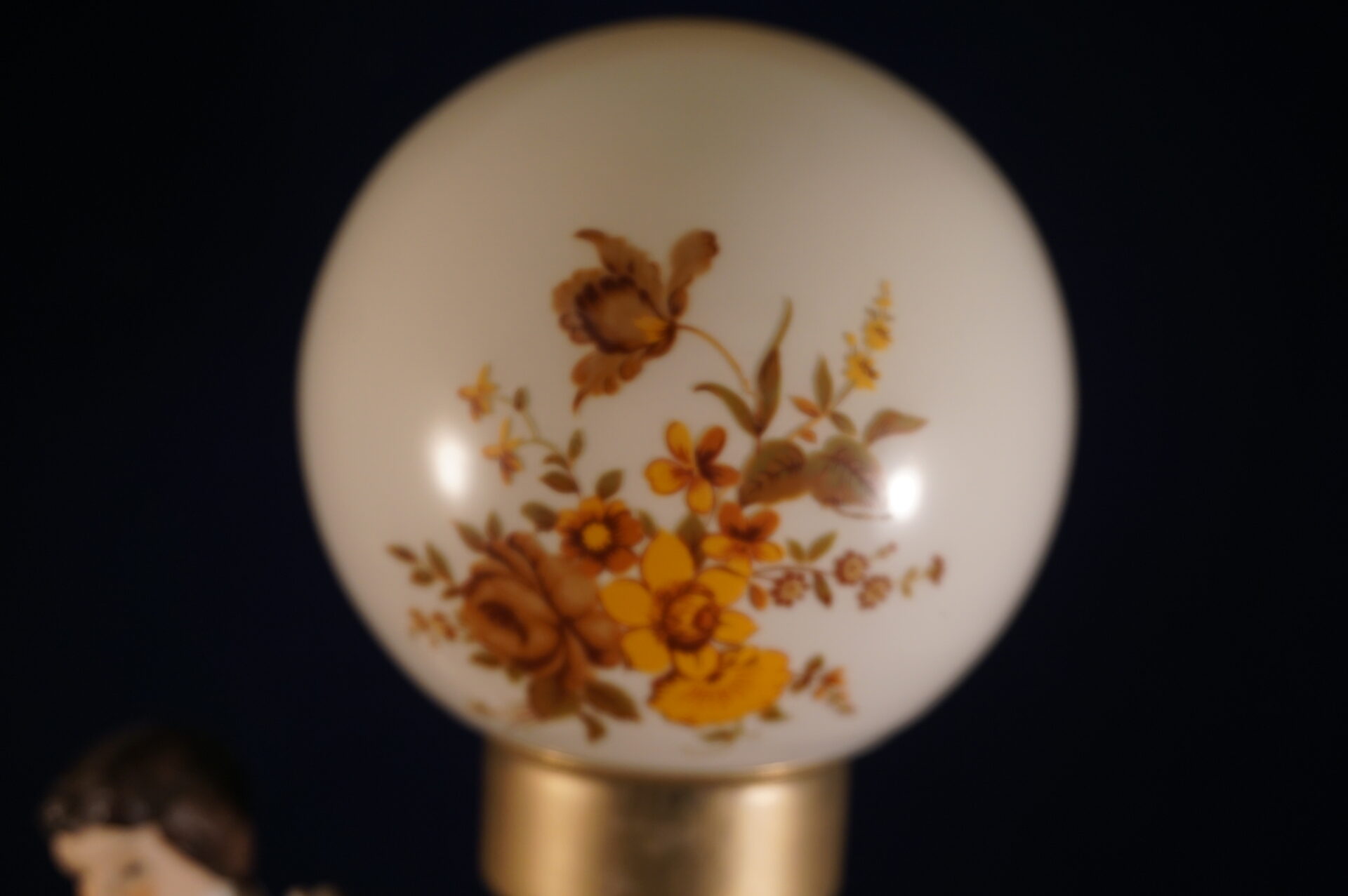 Brocante tafellamp met beeld zittende man - Afbeelding 4