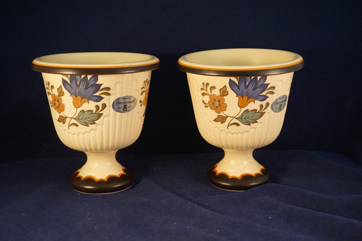 Flora Gouda Plateel handpainted bloempot op voet no 16 - Afbeelding 2