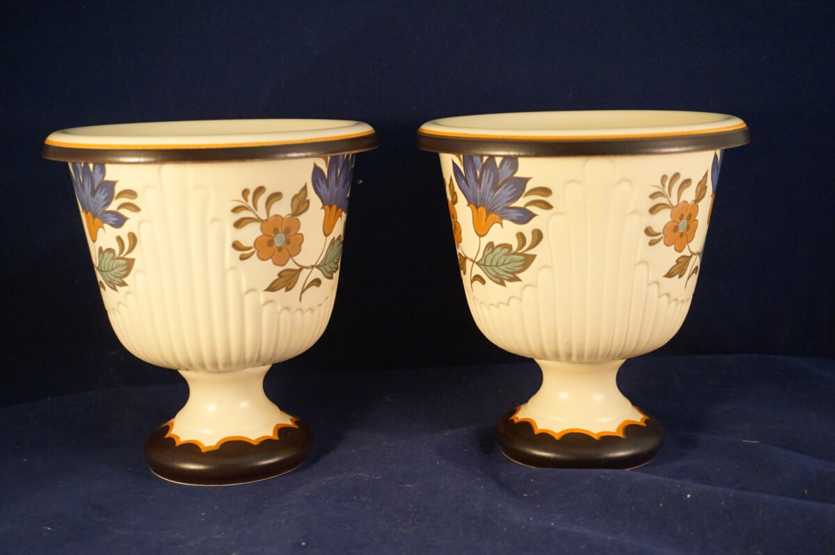 Flora Gouda Plateel handpainted bloempot op voet no 16 - Afbeelding 3