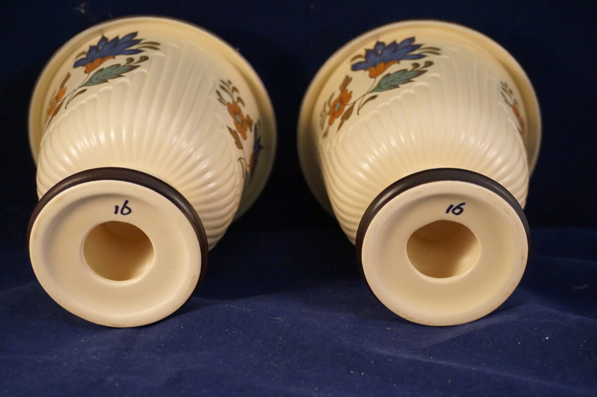 Flora Gouda Plateel handpainted bloempot op voet no 16 - Afbeelding 5