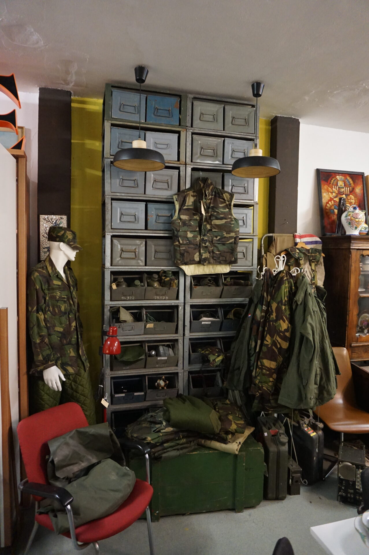 Metalen stelling met metalen bakken magazijnbakken - Afbeelding 2