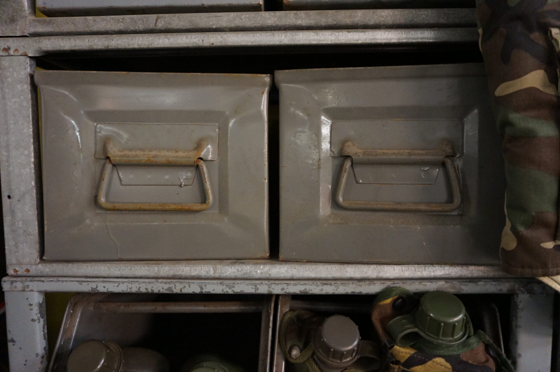 Metalen stelling met metalen bakken magazijnbakken - Afbeelding 4