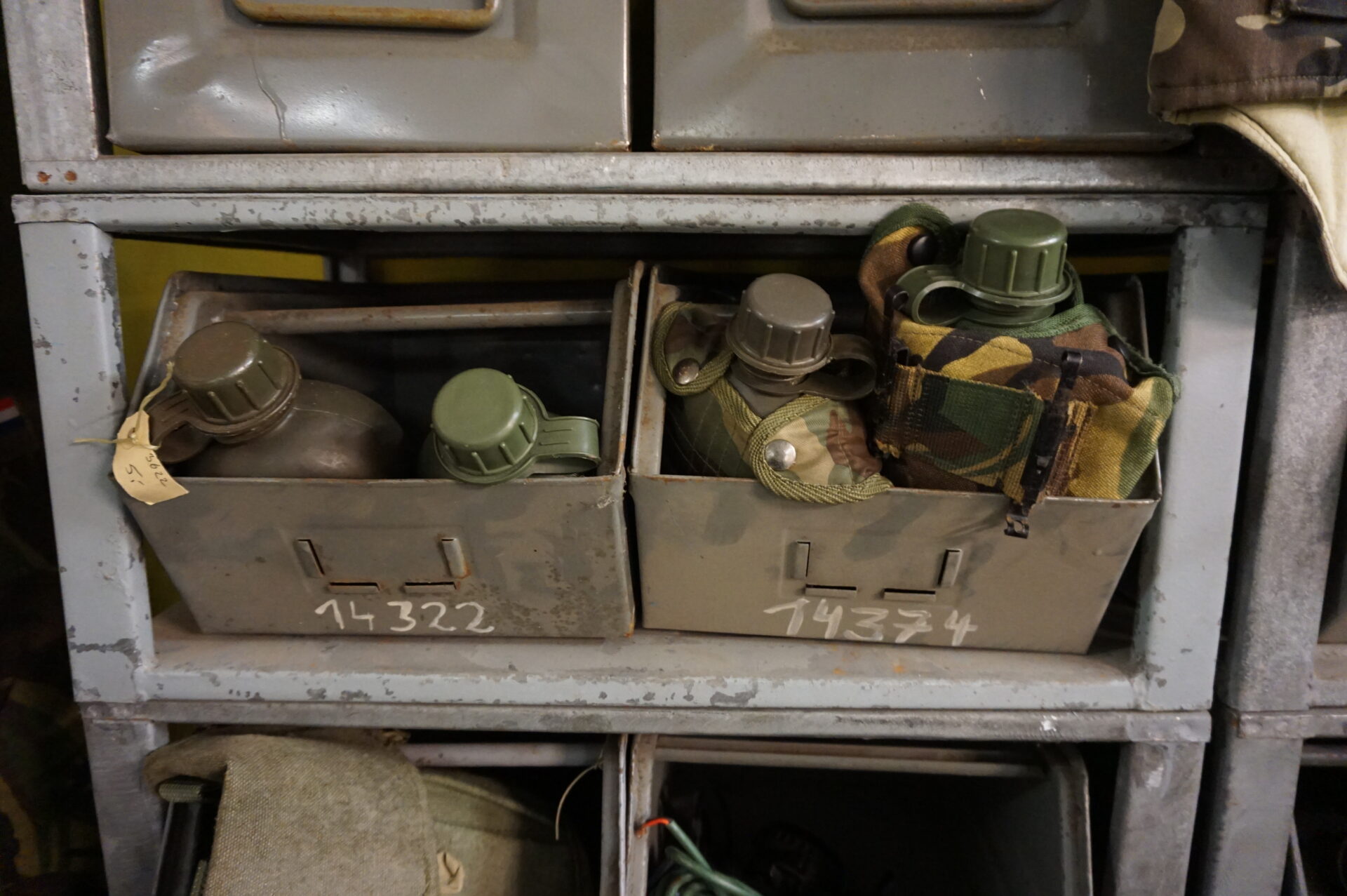 Metalen stelling met metalen bakken magazijnbakken - Afbeelding 7