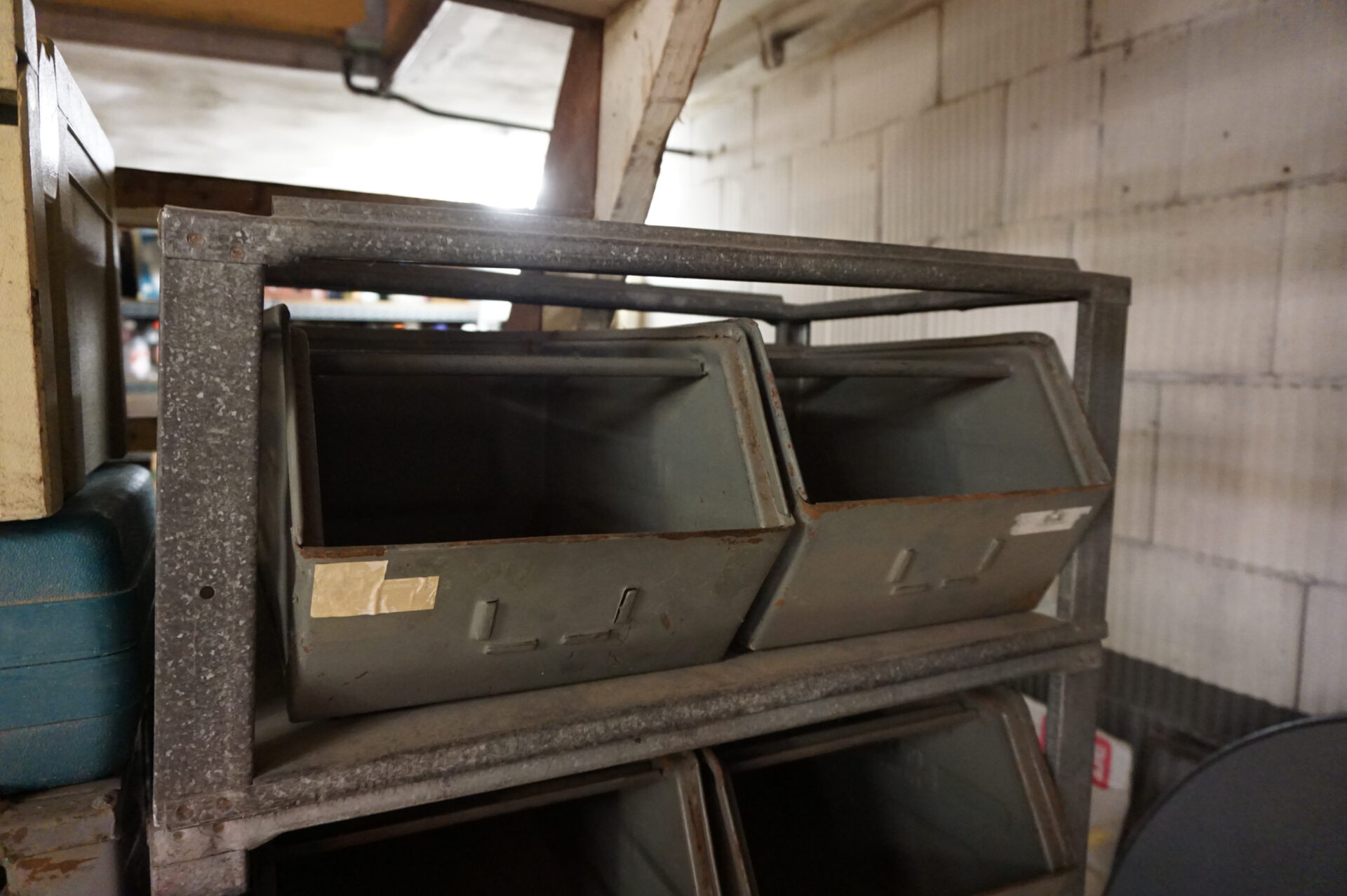 Metalen stelling met metalen bakken magazijnbakken - Afbeelding 3