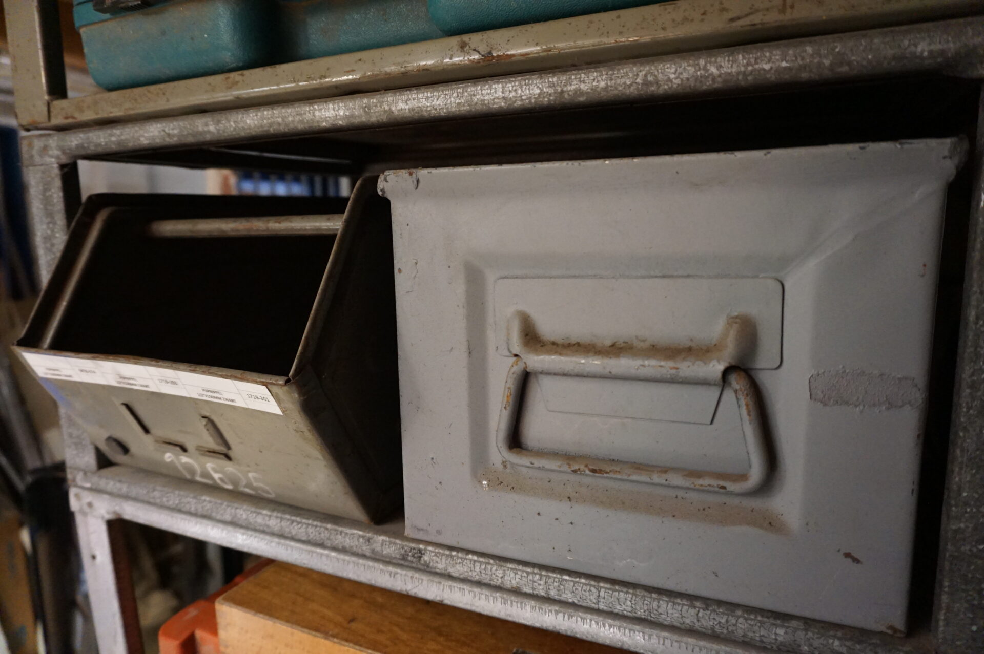 Metalen stelling met metalen bakken magazijnbakken - Afbeelding 6