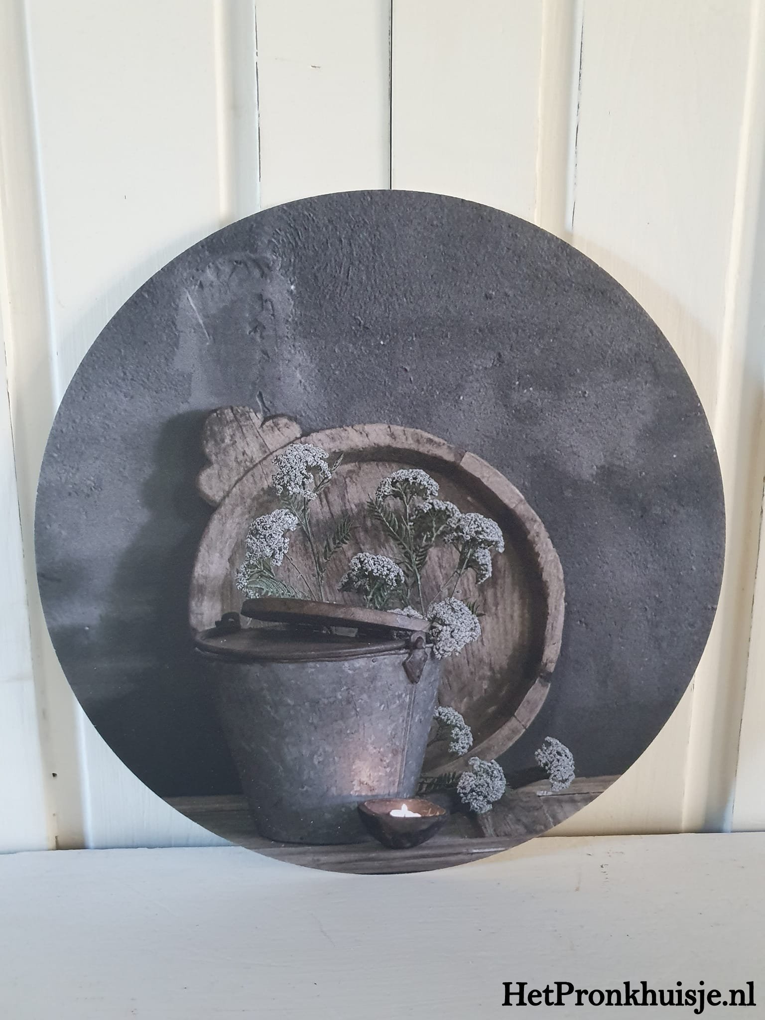 Muurcirkel. Zinken emmer met bloemen. - Afbeelding 2