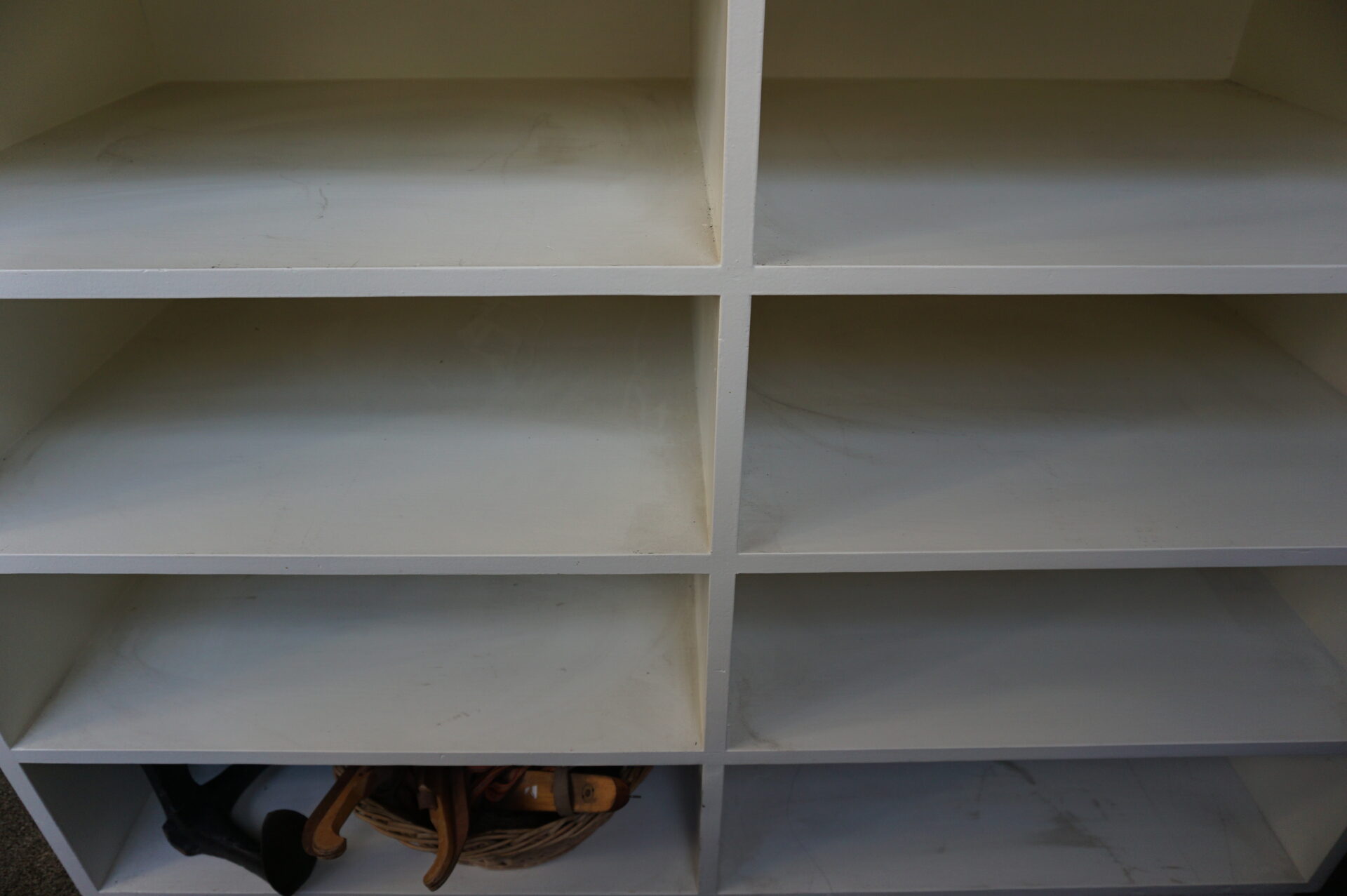 Oude witte postkast vakkenkast - Afbeelding 4