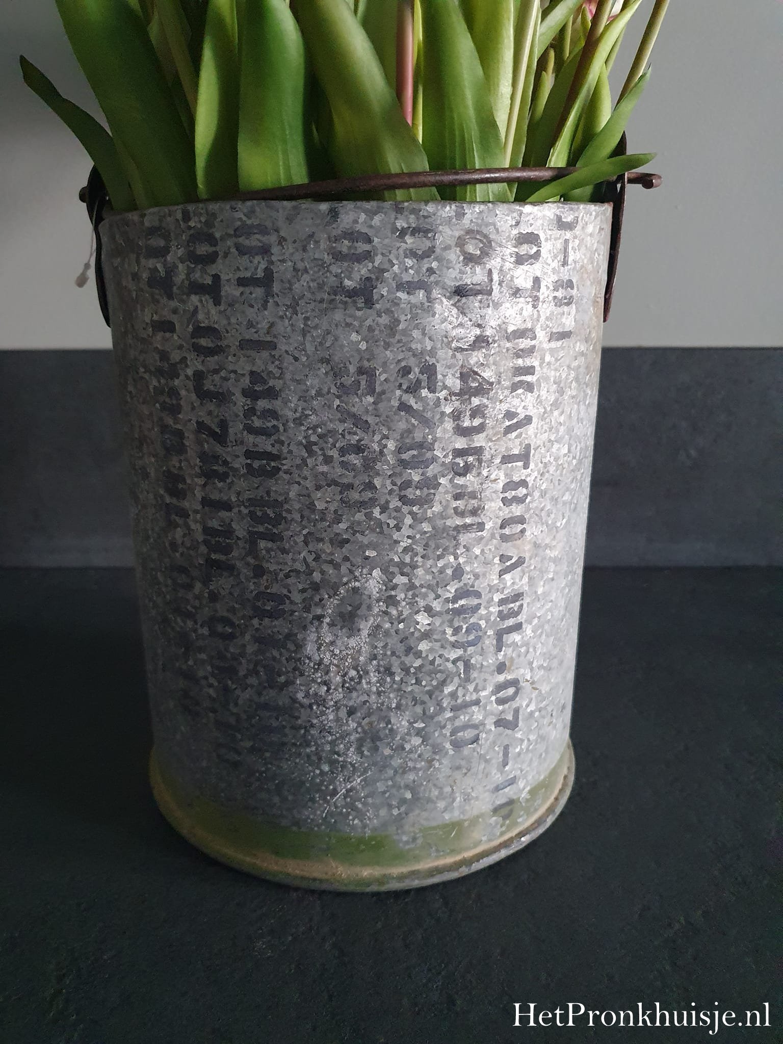 Stoere oude ijzeren emmer. - Afbeelding 4