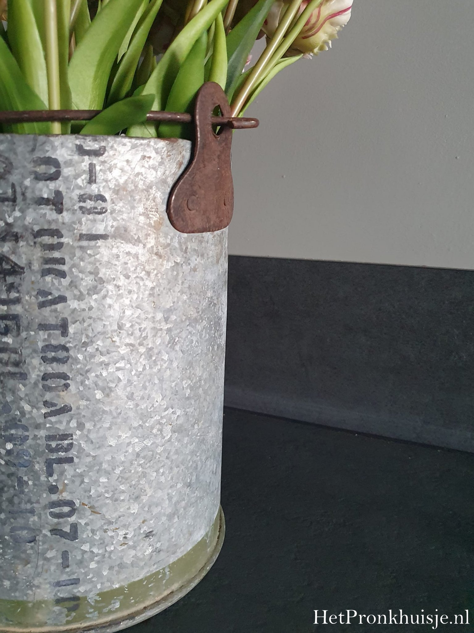 Stoere oude ijzeren emmer. - Afbeelding 5