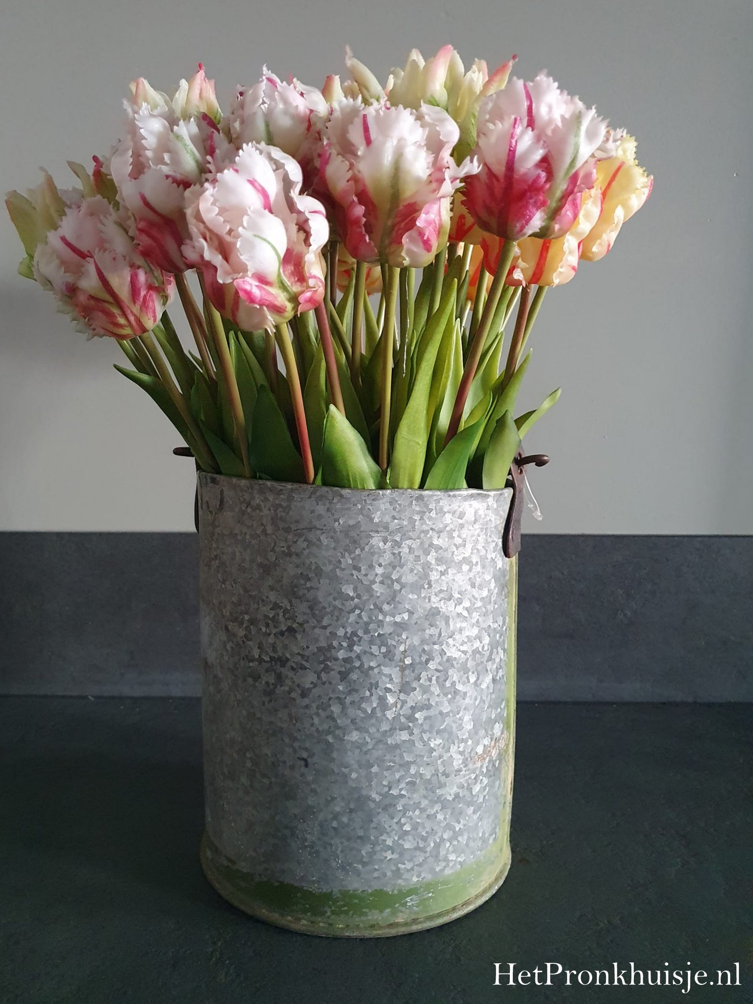 Stoere oude ijzeren emmer. - Afbeelding 3