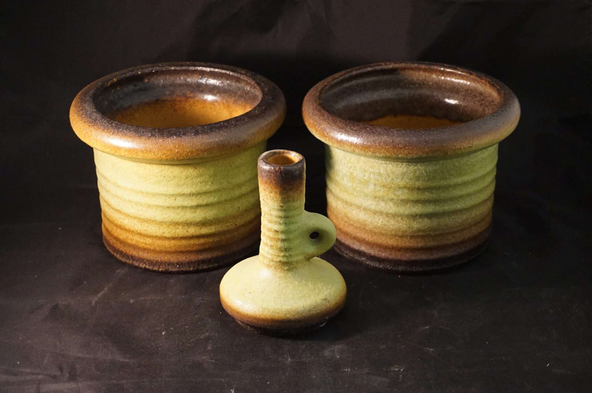 Twee vintage retro bloempotten met vaasje kruikje keramiek Gouda - Afbeelding 2