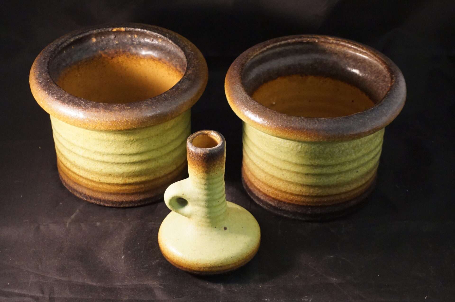 Twee vintage retro bloempotten met vaasje kruikje keramiek Gouda - Afbeelding 3