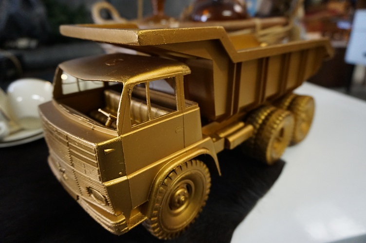 Vintage speelgoed miniatuur kiepwagen goudkleurig - Afbeelding 2
