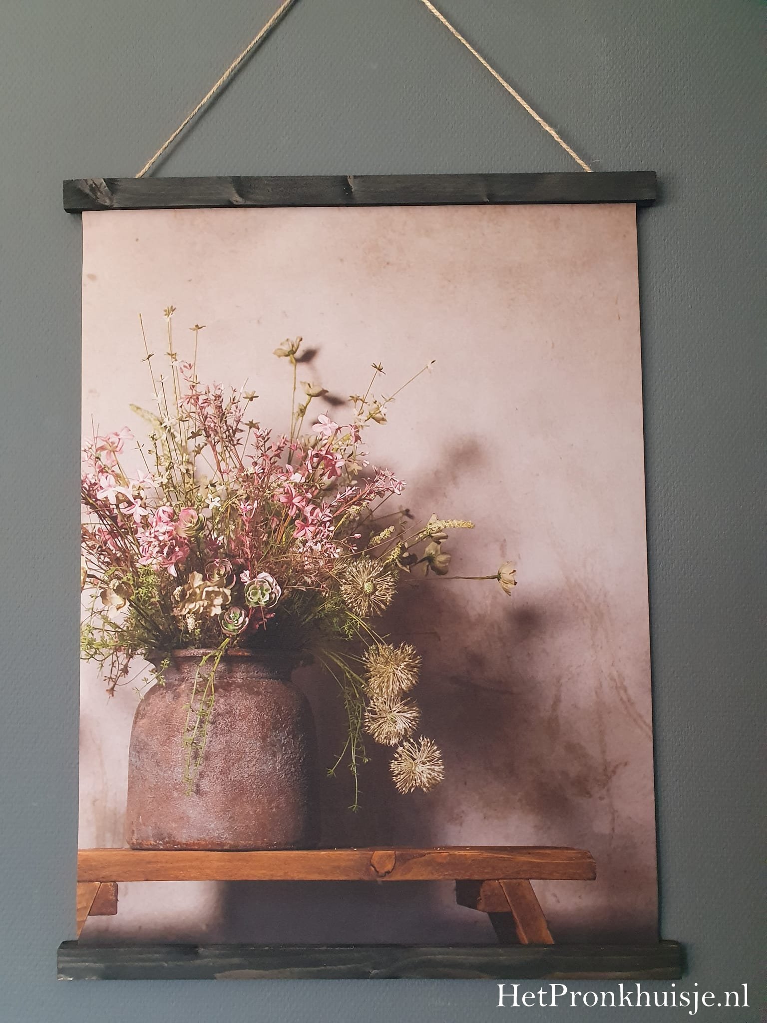 Wanddoek. Bos bloemen op krukje. - Afbeelding 2